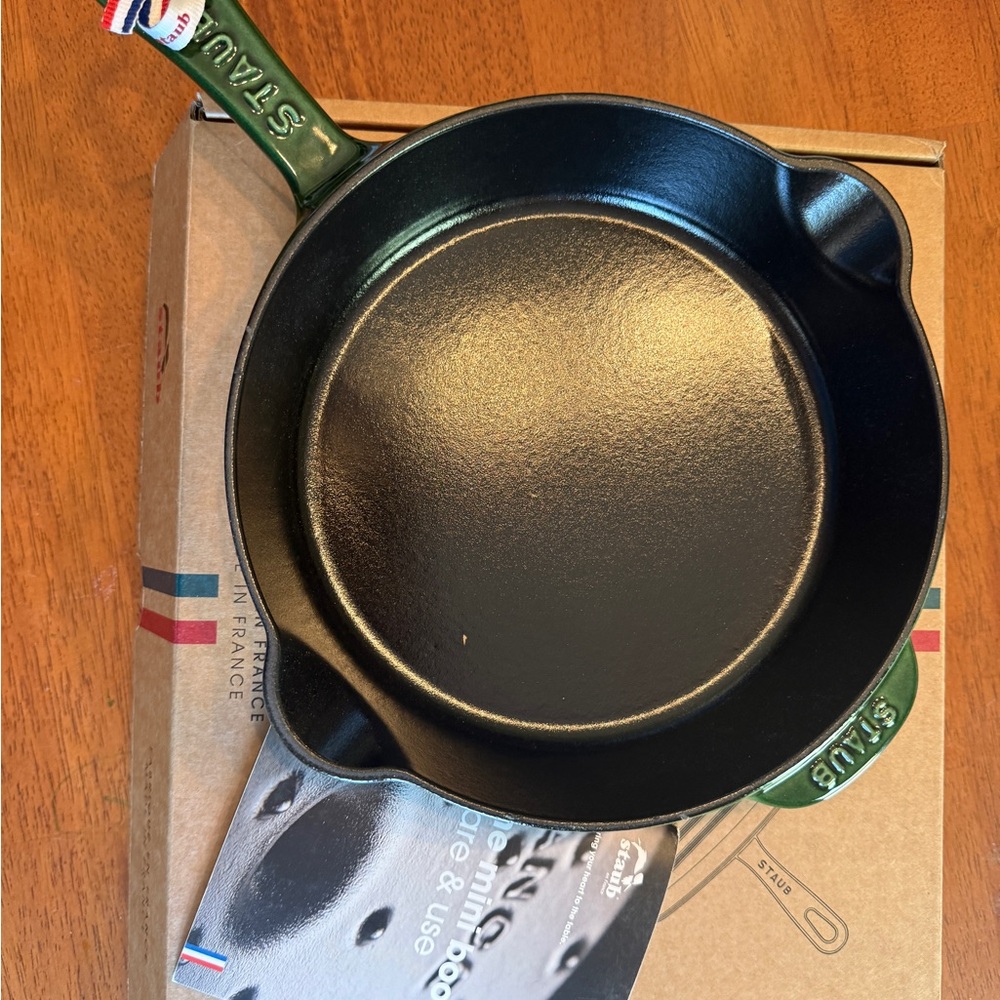 Staub - Cast Iron 8.5-inch Traditional Deep Skillet - Basil - Picture 2 of 4